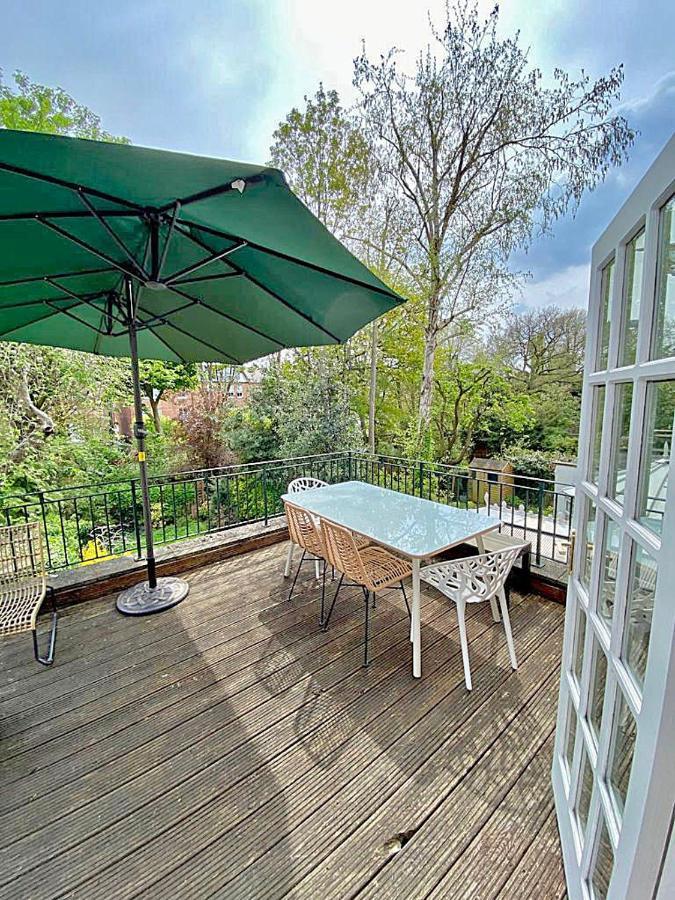 Amazing Holidays Home With A Terrace London Exterior photo