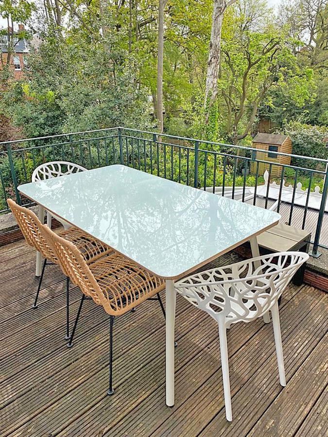 Amazing Holidays Home With A Terrace London Exterior photo